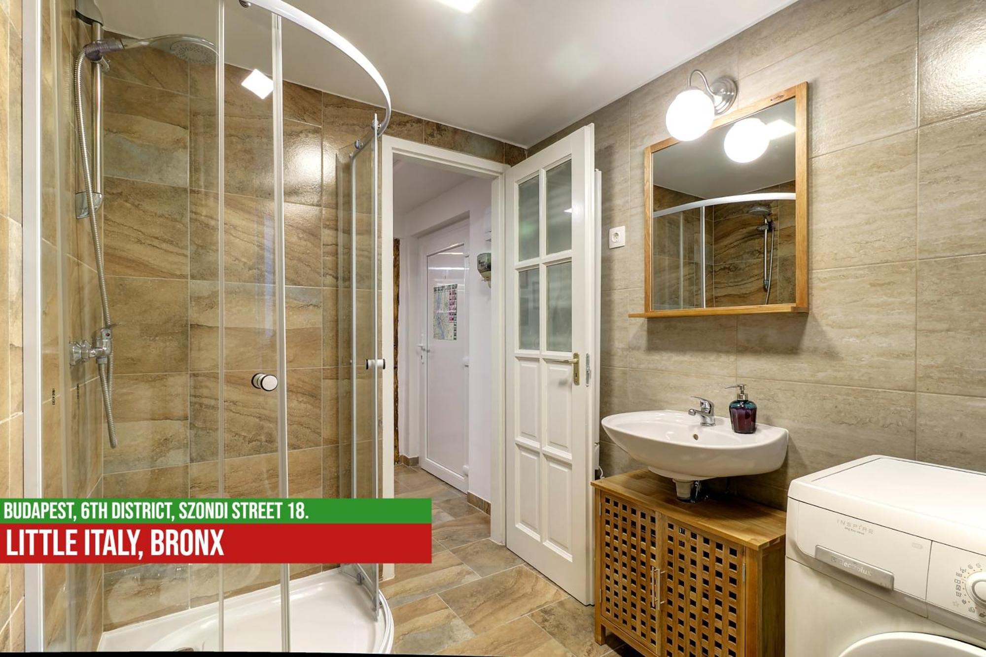 Little Italy Bronx Apartment Budapest Bagian luar foto