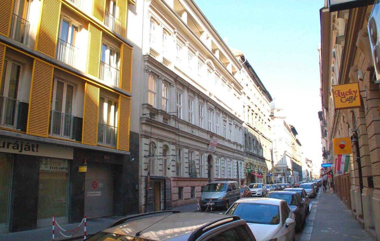 Little Italy Bronx Apartment Budapest Bagian luar foto